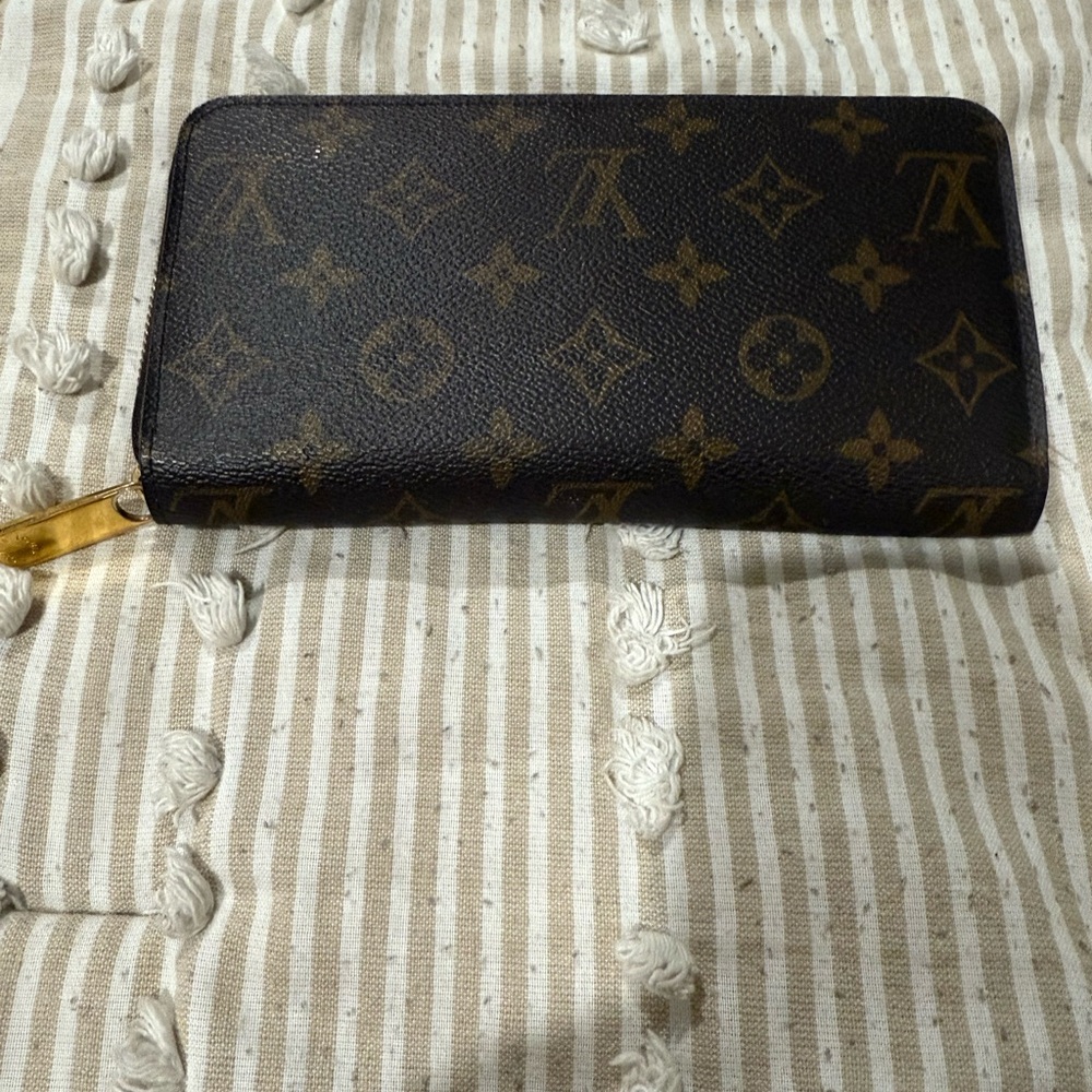 Louis Vuitton Zippy Wallet
